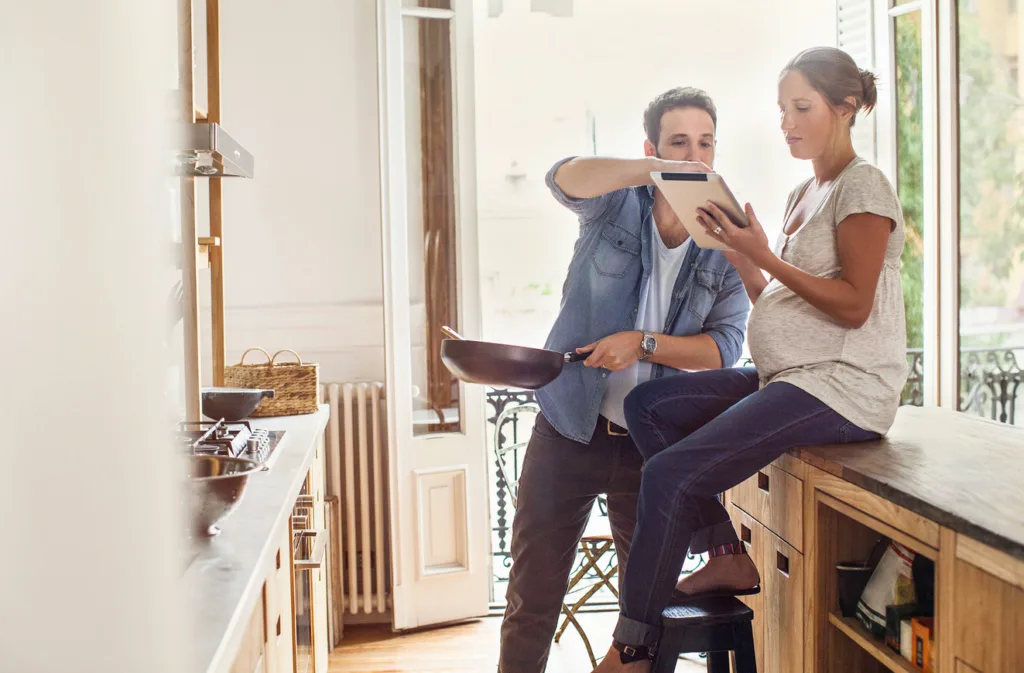 Pai ajudando a esposa na cozinha