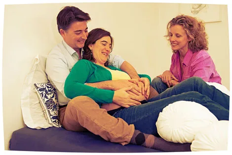 Casal praticando haptonomia