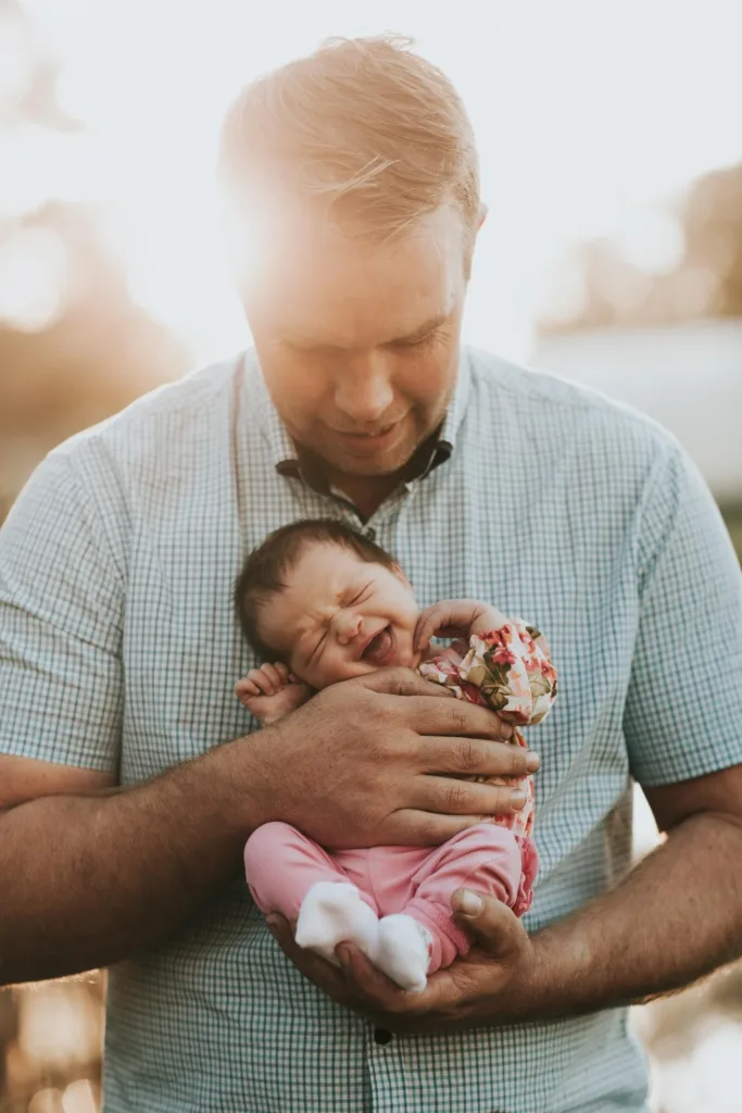 papai segurando a filha