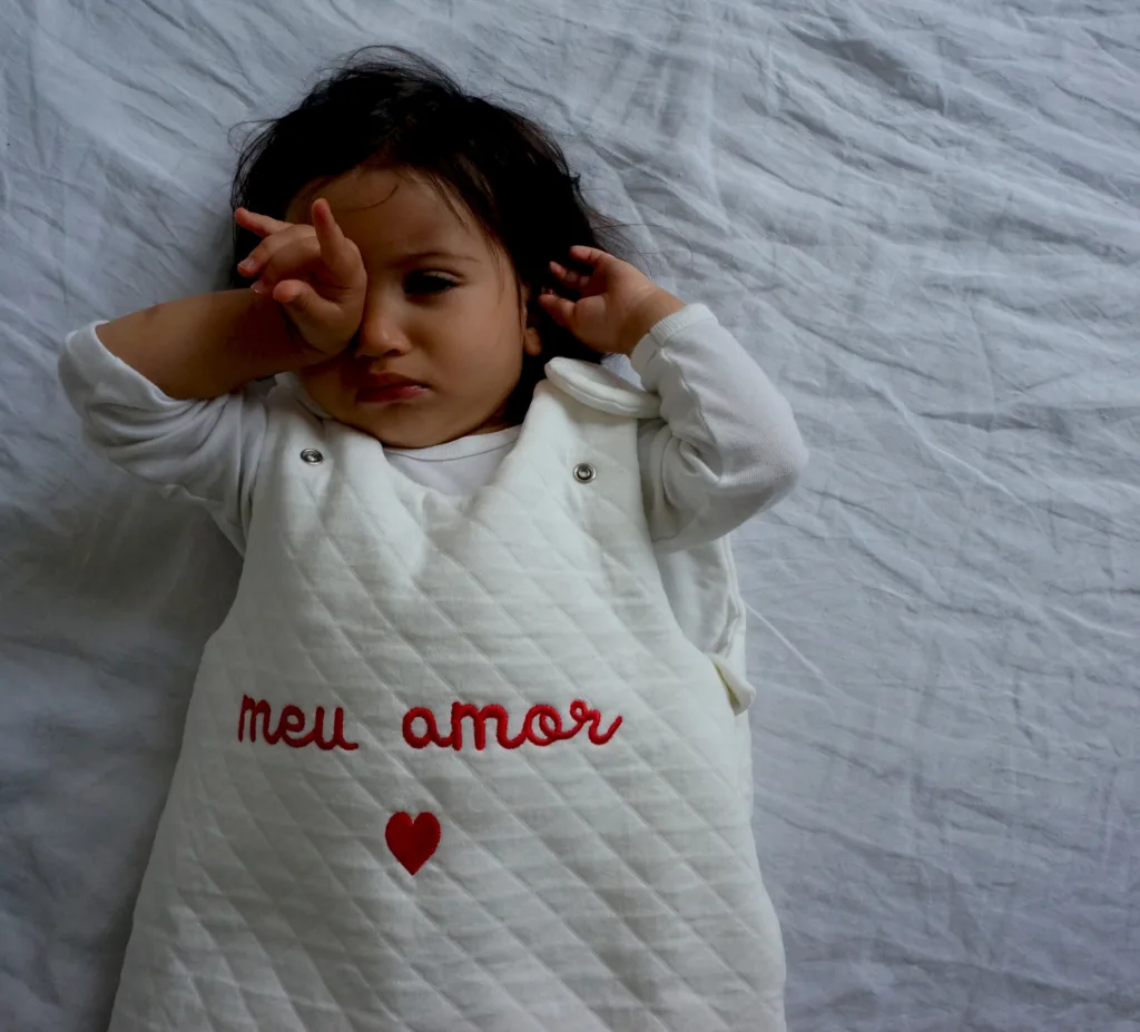 Esse saco de dormir bebê possui botões de ajustes no ombro. Se usado permite regular o tamanho da gola e da cava!