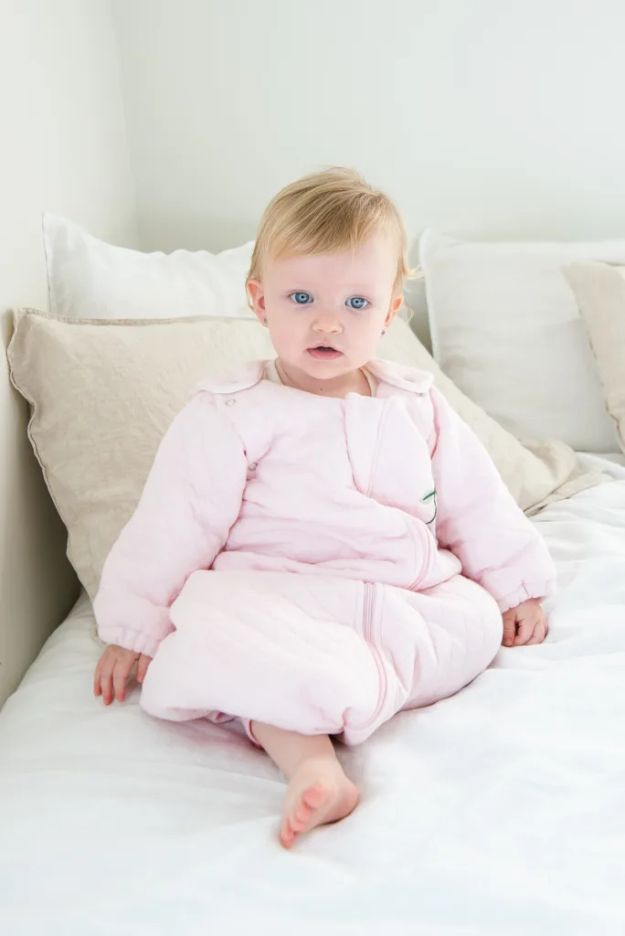 Esse saco de dormir possui mangas removíveis, zíper na frente com protetor e encaixe para os pés!